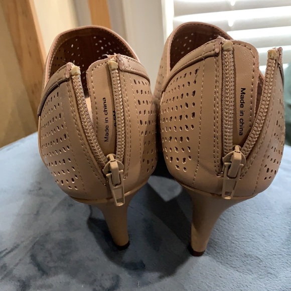 Perfect for Summer/Fall Neutral Shoe - Picture 3 of 3